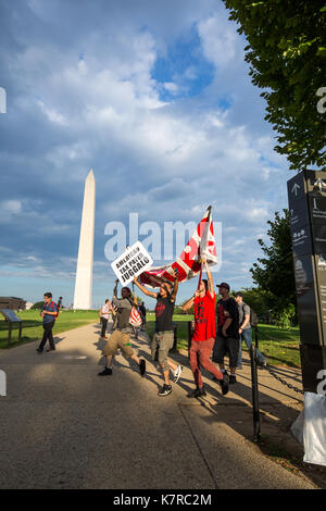 WASHINGTON, DC - 16. September 2017: Fans der Musik der Gruppe "Insane Clown Posse, "Juggalos, März vor dem Washington Monument während der juggalo Marsch auf Washington 2017. Die Gruppe versammelt, Washington, DC ihre FBI Bezeichnung als eine kriminelle Bande zu protestieren. Quelle: Jeffrey Willey/Alamy leben Nachrichten Stockfoto