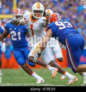 Gainesville, Fla, USA. 16 Sep, 2017. Tennessee Volunteers wide receiver Marquez Callaway (1) Läuft die Kugel während der zweiten Hälfte der ein NCAA Football Spiel gegen die Florida Gators, die an der Universität von Florida in Gainesville, Fla. Florida besiegte Tennessee 26-20. Gary McCullough/CSM/Alamy leben Nachrichten Stockfoto