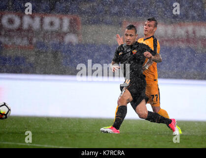 Rom, Italien. 16 Sep, 2017. Roma's Radja Nainggolan (L) Kicks zu zählen, während einer Serie ein Fußballspiel zwischen Roma und Verona in Rom, Italien, Sept. 16, 2017. Roma gewann 3-0. Credit: Alberto Lingria/Xinhua/Alamy leben Nachrichten Stockfoto