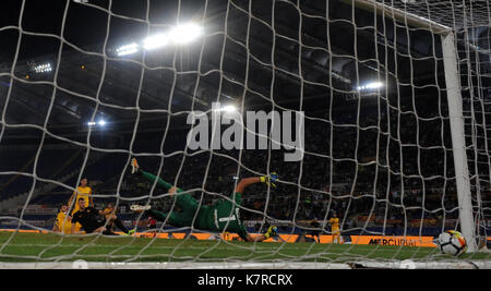 Rom, Italien. 16 Sep, 2017. Roma's Edin Dzeko Kerben während einer Serie ein Fußballspiel zwischen Roma und Verona in Rom, Italien, Sept. 16, 2017. Roma gewann 3-0. Credit: Alberto Lingria/Xinhua/Alamy leben Nachrichten Stockfoto