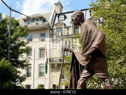 . September 2017. Das Mahatma Gandhi Memorial steht vor der indischen Botschaft in Washington. Das im September 2000 gewidmete Denkmal stellt Mohandas Karamchand Gandhi in asketischer Tracht dar. Quelle: Chuck Myers/ZUMA Wire/Alamy Live News Stockfoto