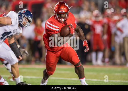 Houston, TX, USA. 16 Sep, 2017. Houston Cougars zurück laufen Mulbah Auto (34) für einen Touchdown im zweiten Quartal eine NCAA Football Spiel zwischen den Reis Eulen und der Universität von Houston Cougars bei tdecu Stadion in Houston, TX. Trask Smith/CSM/Alamy leben Nachrichten Stockfoto