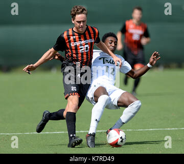 Williamsburg, VA, USA. 16 Sep, 2017. 20170916 - William und Mary Mittelfeldspieler MARCEL BERRY (12) Herausforderungen eine Vorauszahlung von Campbell vorwärts FRANK PARRISH (20) in der ersten Hälfte bei Familie Martin Stadion in Williamsburg, Virginia Credit: Chuck Myers/ZUMA Draht/Alamy leben Nachrichten Stockfoto