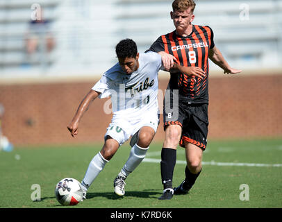 Williamsburg, VA, USA. 16 Sep, 2017. 20170916 - William und Mary, ANTONIO BUSTAMANTE (10) Arbeitet die Kugel weg von Campbell Mittelfeldspieler IAN REES (8) in der zweiten Hälfte bei Familie Martin Stadion in Williamsburg, Virginia Credit: Chuck Myers/ZUMA Draht/Alamy leben Nachrichten Stockfoto