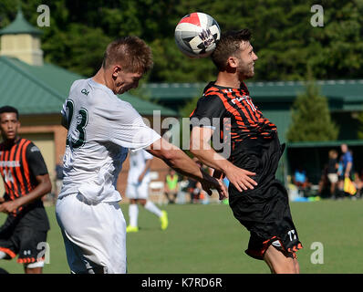 Williamsburg, VA, USA. 16 Sep, 2017. 20170916 - William und Mary Mittelfeldspieler RILEY SPANIEN (23) und Campbell Mittelfeldspieler BASTIEN OBERLI (17) Kampf um einen Kopf Kugel in der zweiten Hälfte bei Familie Martin Stadion in Williamsburg, Virginia Credit: Chuck Myers/ZUMA Draht/Alamy leben Nachrichten Stockfoto