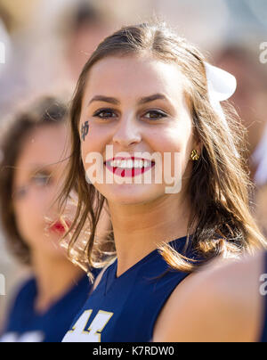 Alumni Stadium. 16 Sep, 2017. MA, USA; ein Notre Dame Fighting Irish Cheerleader während der ersten Hälfte des NCAA Football Spiel zwischen Notre Dame Fighting Irish und Boston College Eagles unter Alumni Stadium. Notre Dame besiegt Boston College 49-20. Anthony Nesmith/CSM/Alamy leben Nachrichten Stockfoto