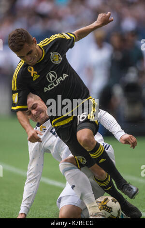 Vancouver, Kanada. 16. September 2017. Hector Jimenez (16) aus Columbus Crew, und Jake Nerwinski (28) von Vancouver Whitecaps, kämpfen um den Ball. Endstand 2-2. Vancouver Whitecaps vs Columbus Crew, BC Place Stadium. © Gerry Rousseau/Alamy leben Nachrichten Stockfoto