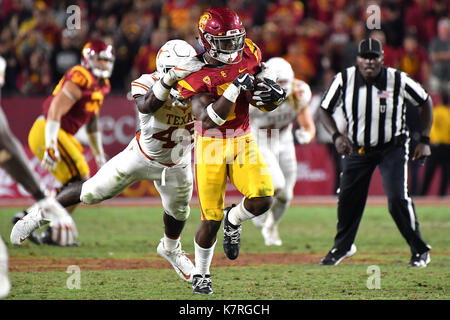 Los Angeles, CA, USA. 16 Sep, 2017. USC Trojans zurück läuft, Stephen Carr #7 die Fänge und läuft in Aktion während der zweiten Hälfte des NCAA Football Spiel zwischen den USC Trojans und die Texas Longhorns am Kolosseum in Los Angeles, Kalifornien. Die USC Trojans Niederlage die Texas Longhorns 27-24 in doppelte überstunden. Obligatorische Photo Credit: Louis Lopez/CSM/Alamy leben Nachrichten Stockfoto