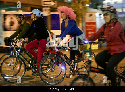 Vancouver, Kanada. 16 Sep, 2017. Radfahrer fahren Fahrrad entlang einer Straße während der 2. jährlichen 'Bike Event die Nacht" in Vancouver, Kanada, Sept. 16, 2017. Mehr als 5.000 Menschen besuchten die Veranstaltung, eine 10 Kilometer lange Radtour rund um die Stadt. Credit: Liang Sen/Xinhua/Alamy leben Nachrichten Stockfoto