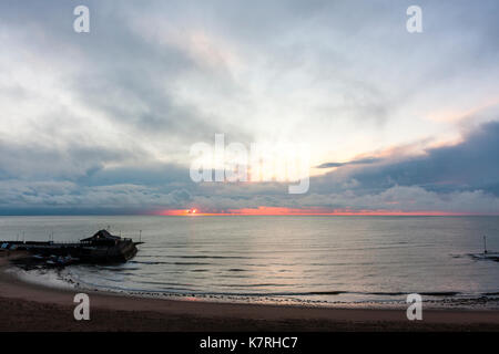 England, Broadstairs. Sonnenaufgang über dem Meer mit Broadstairs Hafen im Vordergrund. Dicke Wolken am Horizont, klaren Himmel oben. Stockfoto