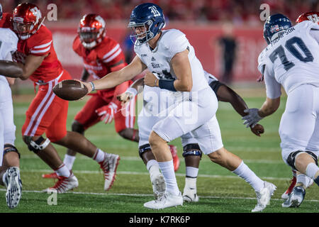 Houston, TX, USA. 16 Sep, 2017. Reis Eulen quarterback Jackson Tyner (14) dreht eine Übergabe im zweiten Quartal eine NCAA Football Spiel zwischen den Reis Eulen und der Universität von Houston Cougars bei tdecu Stadion in Houston, TX. Houston gewann das Spiel 38-3. Trask Smith/CSM/Alamy leben Nachrichten Stockfoto