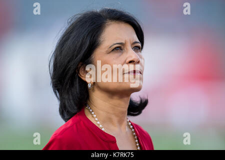 Houston, TX, USA. 16 Sep, 2017. Universität von Houston Präsident Renu Khator vor einem NCAA Football Spiel zwischen den Reis Eulen und der Universität von Houston Cougars bei tdecu Stadion in Houston, TX. Houston gewann das Spiel 38-3. Trask Smith/CSM/Alamy leben Nachrichten Stockfoto