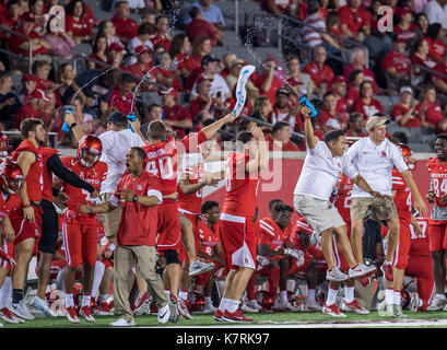 Houston, TX, USA. 16 Sep, 2017. Houston Cougars Spieler und Team Personal Sprung und schleudern Wasser in der Luft, als ihre Mannschaft für einen Start im 2. Quartal eine NCAA Football Spiel zwischen den Reis Eulen und der Universität von Houston Cougars bei tdecu Stadion in Houston, TX bereitet. Houston gewann das Spiel 38-3. Trask Smith/CSM/Alamy leben Nachrichten Stockfoto