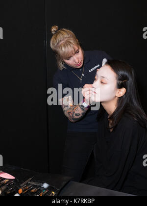 16. SEPTEMBER: Backstage bei John Herrera in der Freimaurer Hall in London. John Herrera präsentiert seine Armada Sammlung Credit: Ghene Snowdon/Alamy leben Nachrichten Stockfoto