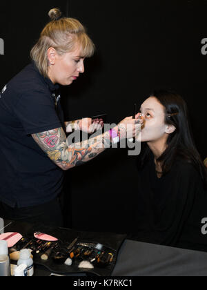 16. SEPTEMBER: Backstage bei John Herrera in der Freimaurer Hall in London. John Herrera präsentiert seine Armada Sammlung Credit: Ghene Snowdon/Alamy leben Nachrichten Stockfoto