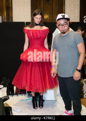 16. SEPTEMBER: Backstage bei John Herrera in der Freimaurer Hall in London. John Herrera präsentiert seine Armada Sammlung Credit: Ghene Snowdon/Alamy leben Nachrichten Stockfoto