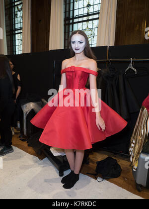 16. SEPTEMBER: Backstage bei John Herrera in der Freimaurer Hall in London. John Herrera präsentiert seine Armada Sammlung Credit: Ghene Snowdon/Alamy leben Nachrichten Stockfoto