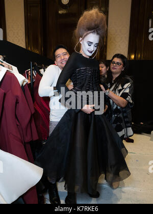 16. SEPTEMBER: Backstage bei John Herrera in der Freimaurer Hall in London. John Herrera präsentiert seine Armada Sammlung Credit: Ghene Snowdon/Alamy leben Nachrichten Stockfoto