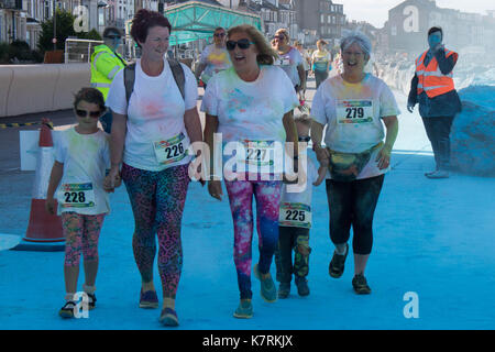 Morecambe, Lancashire, Großbritannien. 17 Sep, 2017. JWK Farbe Dash, die jedes Jahr findet auf der Morecambe Promenade Mittel für St Johns Hospiz zu heben sah Menschen, die sich an der Promenade entlang zu laufen und mit pellted colorred angetrieben durch die Art und Weise werden pionts heute Credit: David Billinge/Alamy leben Nachrichten Stockfoto