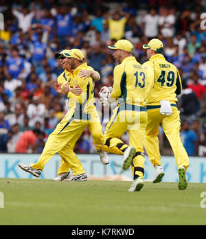 Chennai, Indien, 17. Sep 2017. Die Australische Mannschaft feiert die Entlassung des Virat Kohli von Coulter Neil von Maxwell während der 1 ODI gegen Indien in Chennai gefangen Am 17 Sep 2017 Seshadri SUKUMAR Stockfoto