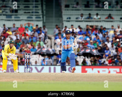 Chennai, Indien, 17. Sep 2017. MS Dhoni anspannen für vier von Zamba während der 1 ODI gegen Australien in Chennai am 17. Sep 2017. Seshadri SUKUMAR Stockfoto