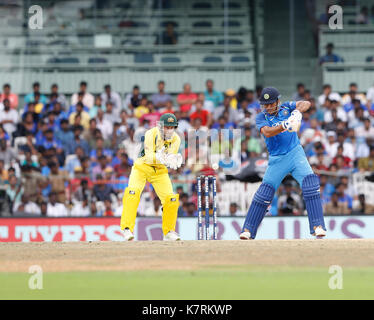 Chennai, Indien, 17. Sep 2017. MS Dhoni nimmt eine Vier von der Kugel von Zamba während der 1 ODI gegen Australien in Chennai am 17. Sep 2017. Seshadri SUKUMAR Stockfoto