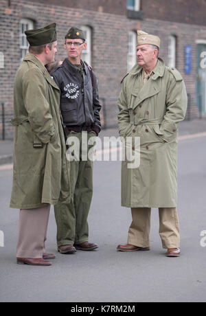 Chatham, Kent, Großbritannien. 17. September 2017. Re-enactors macht die Vergangenheit zu leben mit 1940er Periode Kleid und 2. Weltkrieg ära Autos und Flugzeuge an der Gruß an die 40's Vintage Wochenende im Chatham Historic Dockyard. © Matthew Richardson/Alamy leben Nachrichten Stockfoto