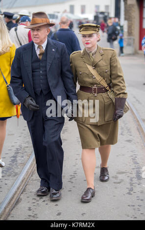 Chatham, Kent, Großbritannien. 17. September 2017. Re-enactors macht die Vergangenheit zu leben mit 1940er Periode Kleid und 2. Weltkrieg ära Autos und Flugzeuge an der Gruß an die 40's Vintage Wochenende im Chatham Historic Dockyard. © Matthew Richardson/Alamy leben Nachrichten Stockfoto