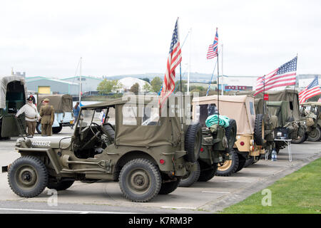 Chatham, Kent, Großbritannien. 17. September 2017. Macht die Vergangenheit zu leben mit 1940er Periode Kleid und 2. Weltkrieg ära Autos und Flugzeuge an der Gruß an die 40's Vintage Wochenende im Chatham Historic Dockyard. © Matthew Richardson/Alamy leben Nachrichten Stockfoto