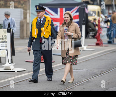 Chatham, Kent, Großbritannien. 17. September 2017. Re-enactors macht die Vergangenheit zu leben mit 1940er Periode Kleid und 2. Weltkrieg ära Autos und Flugzeuge an der Gruß an die 40's Vintage Wochenende im Chatham Historic Dockyard. © Matthew Richardson/Alamy leben Nachrichten Stockfoto