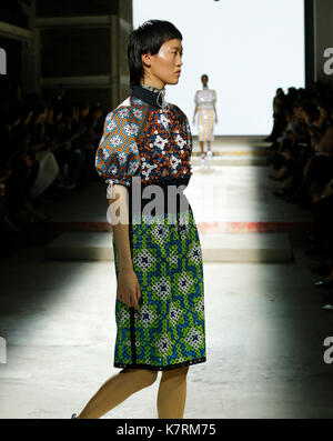 September 2017, London, Vereinigtes Königreich, Europa. Modedesigner heiraten katrantzou Ihrer neuen Sommer/Frühling Fashion Kollektion catwalk 2018 Präsentation Stockfoto
