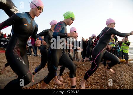 Dorchester, Dorset, Großbritannien. 17. September 2017. Ironman 70.3. Starten von Pro Rennen der Credit Frauen: Finnbarr Webster/Alamy leben Nachrichten Stockfoto