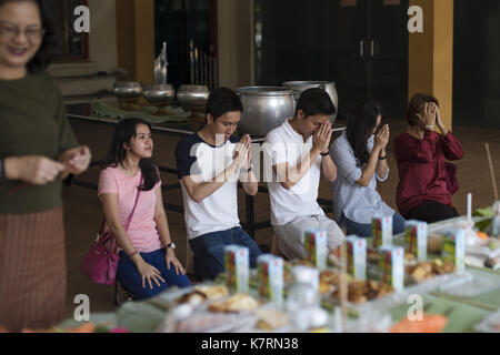 Kuala Lumpur, Malaysia. 17 Sep, 2017. Thailändischen buddhistischen Anhänger sind dargestellt, während der Gebete senden Sie weg von den Seelen der Vorfahren bei den thailändischen buddhistischen Tempel Chetawan in Petaling Jaya, Malaysia, am 17. September 2017 Quelle: Chris Jung/ZUMA Draht/Alamy leben Nachrichten Stockfoto