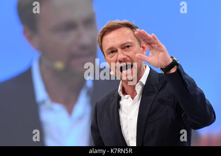 Berlin, Deutschland. 17 Sep, 2017. Die Freie Demokratische Partei (FDP) Vorsitzender Christian Lindner (C) spricht während der Bundesparteitag der FDP in Berlin, Deutschland, 17. September 2017. Foto: Ralf Hirschberger/dpa-Zentralbild/dpa/Alamy leben Nachrichten Stockfoto