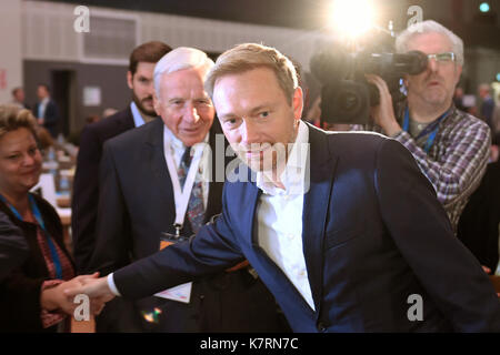 Berlin, Deutschland. 17 Sep, 2017. dpatop - der Freien Demokratischen Partei (FDP) Vorsitzender Christian Lindner (C) auf dem Parteitag der FDP in Berlin, Deutschland, 17. September 2017 gesehen. Foto: Ralf Hirschberger/dpa-Zentralbild/dpa/Alamy leben Nachrichten Stockfoto