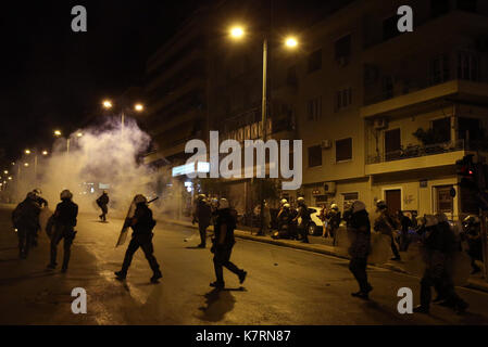 Athen, Griechenland. 16 Sep, 2017. Die demonstranten Zusammenstoß mit der Polizei während einer Kundgebung in Athen, Griechenland, Sept. 16, 2017. Eine antifaschistische Kundgebung im Zentrum Athens an Sept. 16, 2017 hielt im vierten Jahrestag der Ermordung eines griechischen antifaschistischen Aktivisten durch Anhänger der rechtsextremen Golden Dawn Partei. Credit: Marios Lolos/Xinhua/Alamy leben Nachrichten Stockfoto