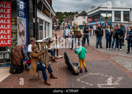 Lewes, Großbritannien. 17. September 2017. Eine junge Familie von Straßenkünstlern in der High Street auf einem typisch Herbst Tag, Lewes, East Sussex, UK. Credit: Grant Rooney/Alamy leben Nachrichten Stockfoto