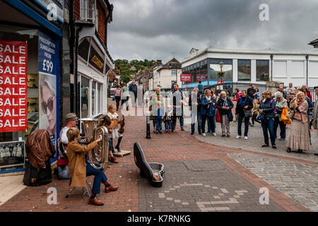 Lewes, Großbritannien. 17. September 2017. Eine junge Familie von Straßenkünstlern in der High Street auf einem typisch Herbst Tag, Lewes, East Sussex, UK. Credit: Grant Rooney/Alamy leben Nachrichten Stockfoto