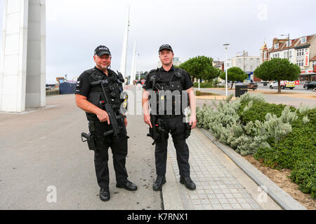 17. September 2017. Bewaffnete Polizisten auf den Straßen der Küstenstadt Southend-on-Sea der nationalen Sicherheit ist entscheidend erhöht. Penelope Barritt/Alamy leben Nachrichten Stockfoto