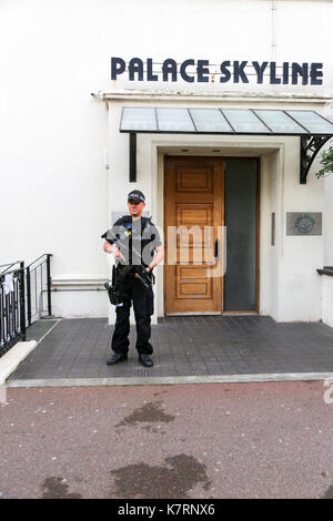 Sept. 2017. Bewaffnete Polizei auf den Straßen der Küstenstadt Southend-on-Sea, da die nationale Sicherheit zu Kritisch wird. Penelope Barritt/Alamy Live News Stockfoto