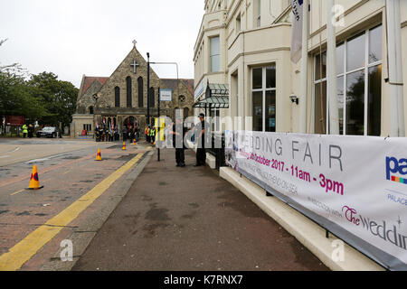 17. September 2017. Bewaffnete Polizisten auf den Straßen der Küstenstadt Southend-on-Sea der nationalen Sicherheit ist entscheidend erhöht. Penelope Barritt/Alamy leben Nachrichten Stockfoto