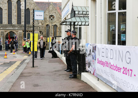 17. September 2017. Bewaffnete Polizisten auf den Straßen der Küstenstadt Southend-on-Sea der nationalen Sicherheit ist entscheidend erhöht. Penelope Barritt/Alamy leben Nachrichten Stockfoto