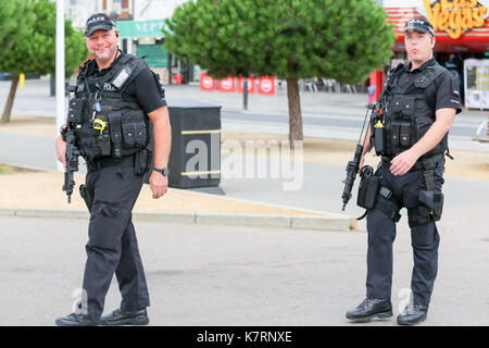Sept. 2017. Bewaffnete Polizei auf den Straßen der Küstenstadt Southend-on-Sea, da die nationale Sicherheit zu Kritisch wird. Penelope Barritt/Alamy Live News Stockfoto