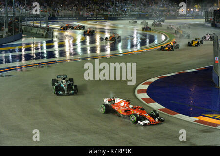 Singapur. 17 Sep, 2017. Ferrari's Deutsche Fahrer Sebastian Vettel (Vorne) fährt während der Formel Eins Grand Prix von Singapur in Singapur auf Sept. 17, 2017. Credit: Dann Chih Wey/Xinhua/Alamy leben Nachrichten Stockfoto