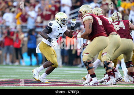 September 16, 2017, Chestnut Hill, MA, USA; Notre Dame Fighting Irish linebacker Nyles Morgan (5) in Aktion in der zweiten Hälfte der NCAA Football Spiel zwischen Notre Dame Fighting Irish und Boston College Eagles unter Alumni Stadium. Notre Dame besiegt Boston College 49-20. Anthony Nesmith/CSM Stockfoto