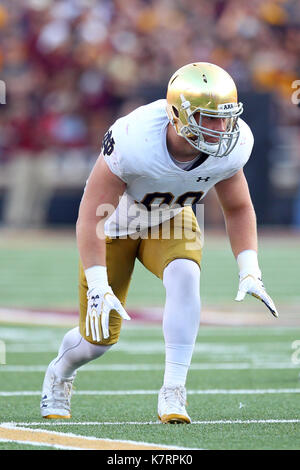 September 16, 2017, Chestnut Hill, MA, USA; Notre Dame Fighting Irish defensive lineman Andrew Trumbetti (98), die in Aktion in der zweiten Hälfte der NCAA Football Spiel zwischen Notre Dame Fighting Irish und Boston College Eagles unter Alumni Stadium. Notre Dame besiegt Boston College 49-20. Anthony Nesmith/CSM Stockfoto