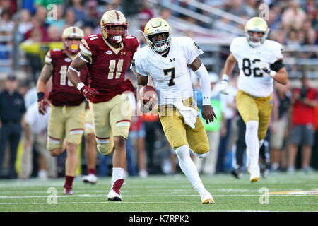 September 16, 2017, Chestnut Hill, MA, USA; Notre Dame Fighting Irish Quarterback Brandon Wimbush (7) läuft mit dem Ball in der zweiten Hälfte der NCAA Football Spiel zwischen Notre Dame Fighting Irish und Boston College Eagles unter Alumni Stadium. Notre Dame besiegt Boston College 49-20. Anthony Nesmith/CSM Stockfoto