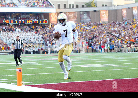 September 16, 2017, Chestnut Hill, MA, USA; Notre Dame Fighting Irish Quarterback Brandon Wimbush (7) Läuft in für den Touchdown in der zweiten Hälfte der NCAA Football Spiel zwischen Notre Dame Fighting Irish und Boston College Eagles unter Alumni Stadium. Notre Dame besiegt Boston College 49-20. Anthony Nesmith/CSM Stockfoto