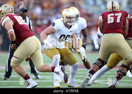 September 16, 2017, Chestnut Hill, MA, USA; Notre Dame Fighting Irish defensive lineman Andrew Trumbetti (98), die in Aktion in der zweiten Hälfte der NCAA Football Spiel zwischen Notre Dame Fighting Irish und Boston College Eagles unter Alumni Stadium. Notre Dame besiegt Boston College 49-20. Anthony Nesmith/CSM Stockfoto