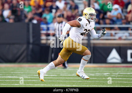 September 16, 2017, Chestnut Hill, MA, USA; Notre Dame Fighting Irish linebacker Drue Tranquill (23), die in Aktion in der zweiten Hälfte der NCAA Football Spiel zwischen Notre Dame Fighting Irish und Boston College Eagles unter Alumni Stadium. Notre Dame besiegt Boston College 49-20. Anthony Nesmith/CSM Stockfoto